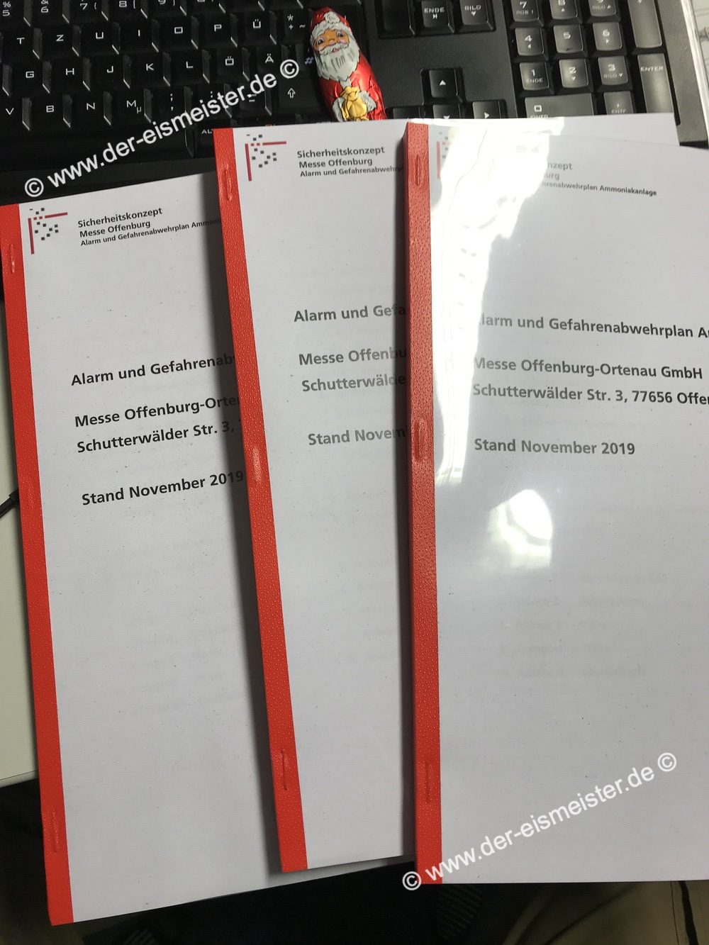 Eismeister bei der Arbeit im Maschinenraum