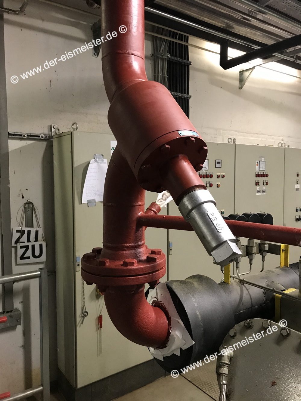 Sicherheitsventil an der Kälteanlage, das mit Rollgabelschlüssel bedient wird