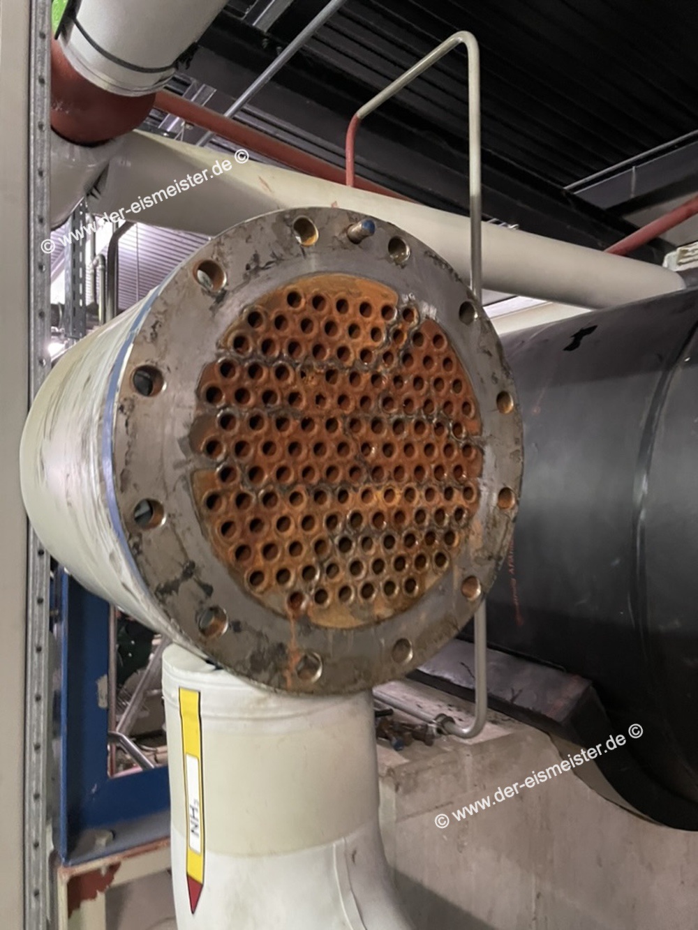 Wärmetauscher im Maschinenraum einer Eishalle
