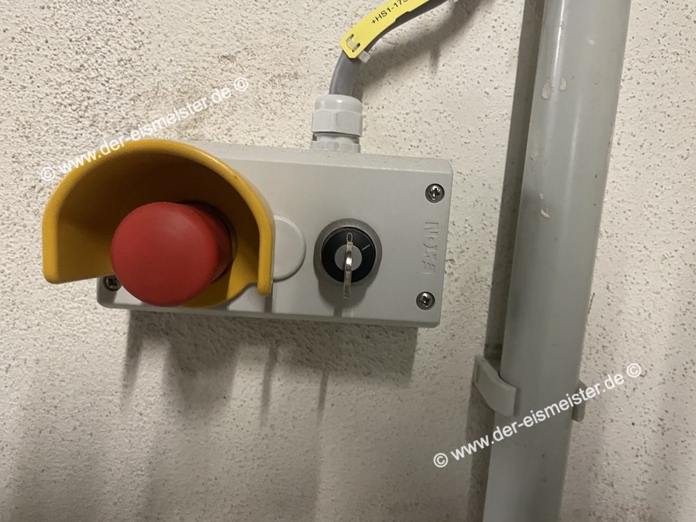 Schalter für Sicherheitslüftung der Kälteanlage im Vorraum