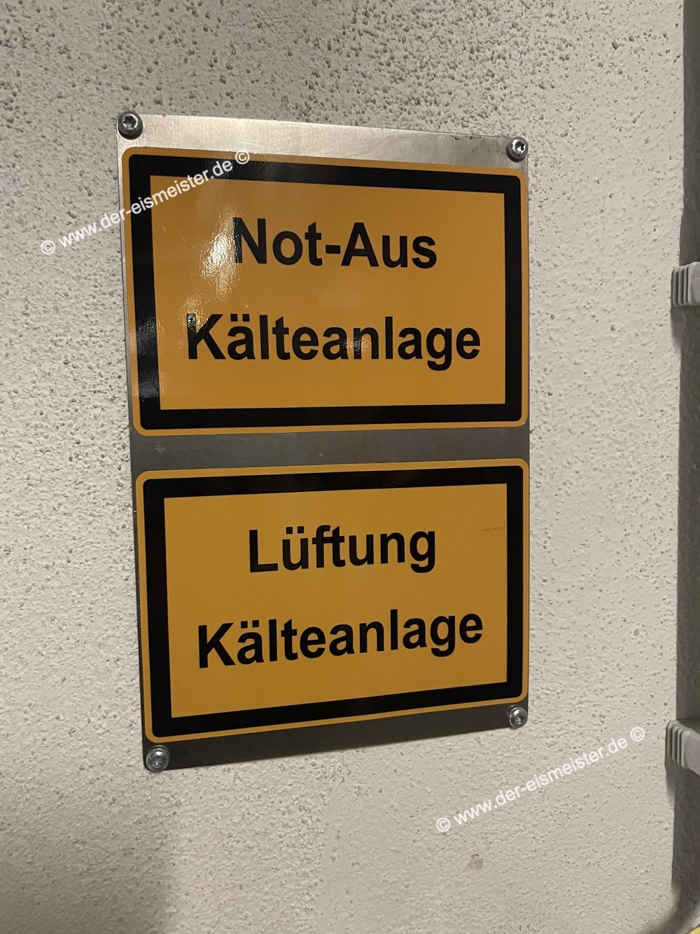 Beschilderung Not-Aus und Lüftung Kälteanlage