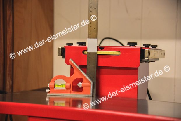Kombiwinkel neben dem Blademaster Holder aufgestellt